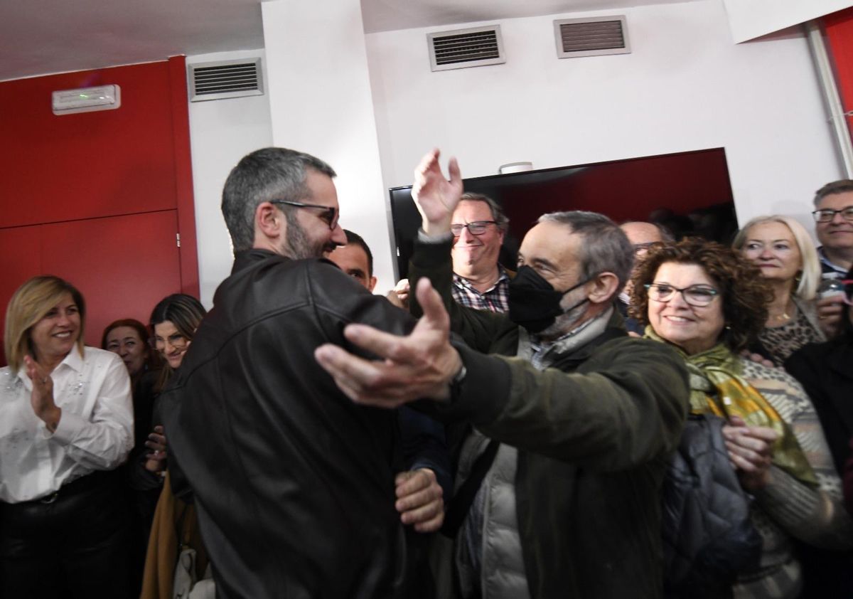 Francisco Jiménez, con mascarilla, abraza a Francisco Lucas.