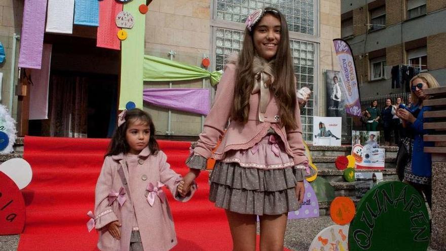 Dos niñas recorren los últimos metros de la pasarela en Lugones.