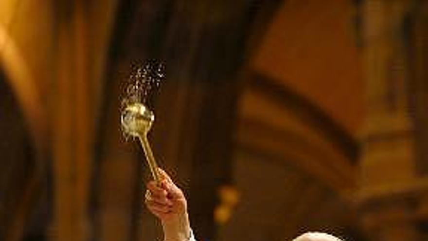 El papa Benedicto XVI bendice el altar durante una misa oficiada en la catedral de Santa María de Sydney (Australia) durante las celebraciones por el Día Mundial de la Juventud. El Pontífice ha reconocido hoy &quot;la vergüenza&quot; que siente la Iglesia Católica por los abusos de menores cometidos por algunos sacerdotes y religiosos en Australia, y aseguró que &quot;los responsables deben ser llevados ante la Justicia&quot;.