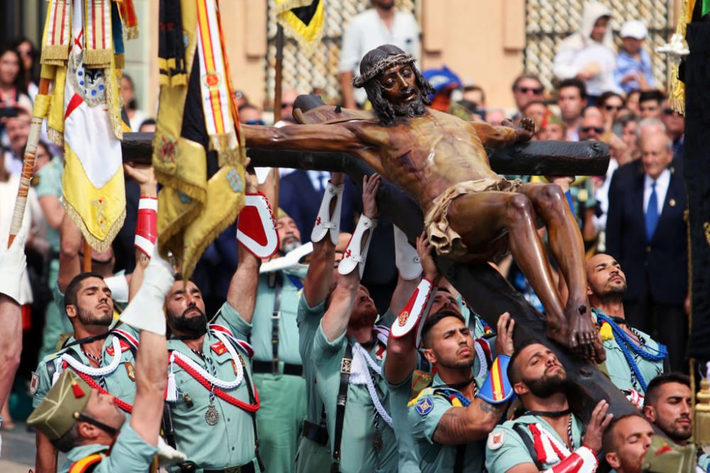 El traslado del Cristo de la Buena Muerte a cargo de la Legión volvió a congregar a numeroso público en la explanada de Santo Domingo