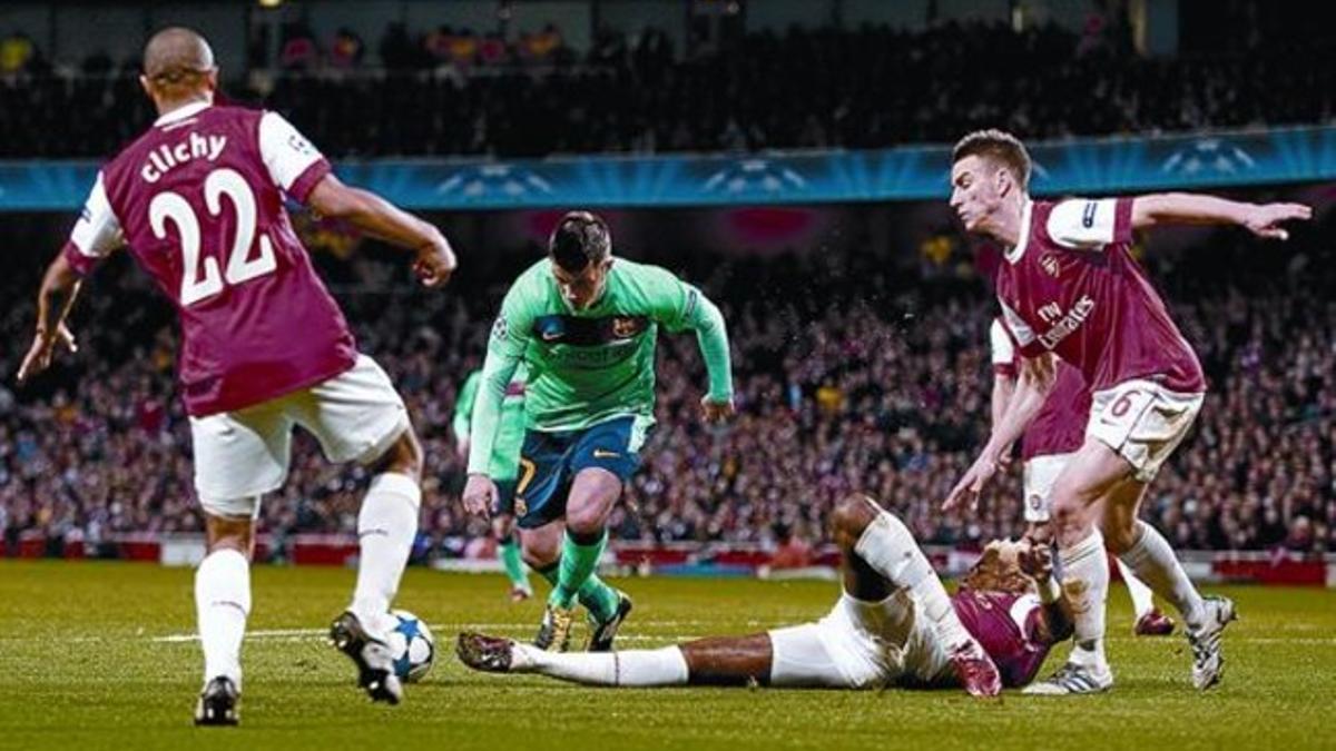 Villa, rodeado por Clichy, Song (en el suelo) y Koscielny, en el partido de ida en el Emirates.