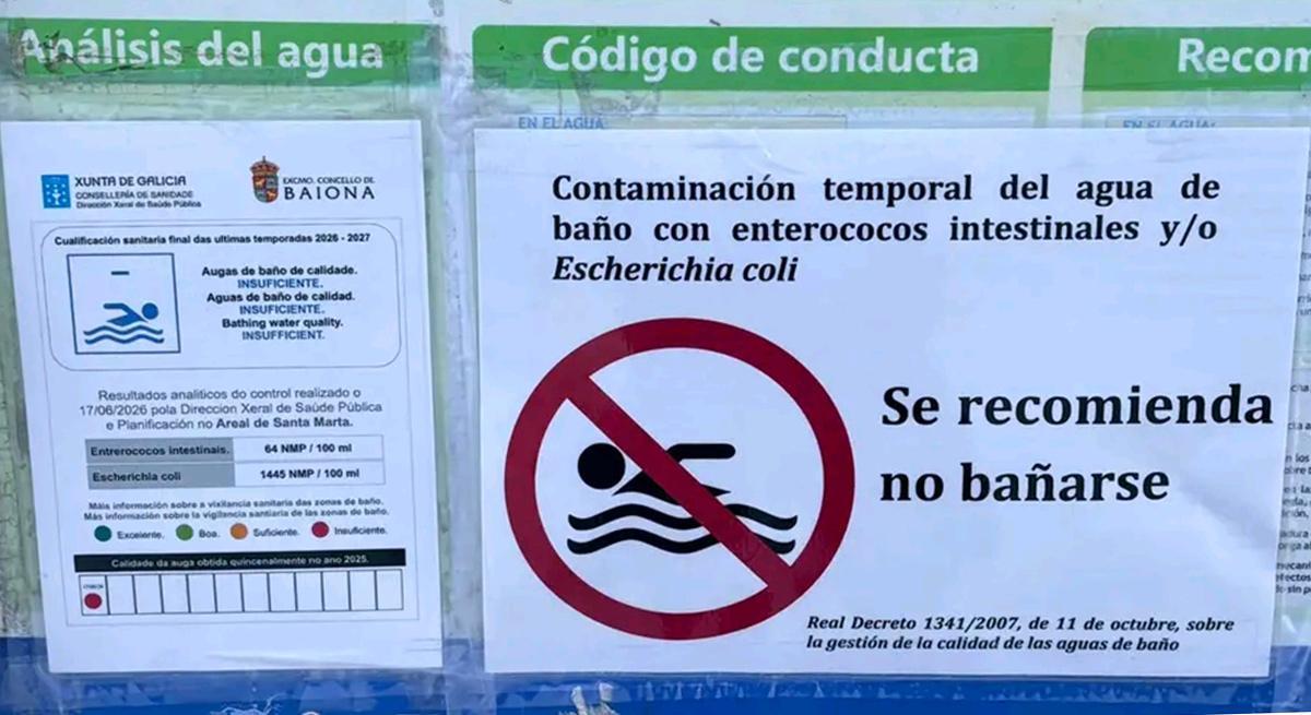 Cartel desaconsejando el baño en la playa de Santa Marta, en Baiona.