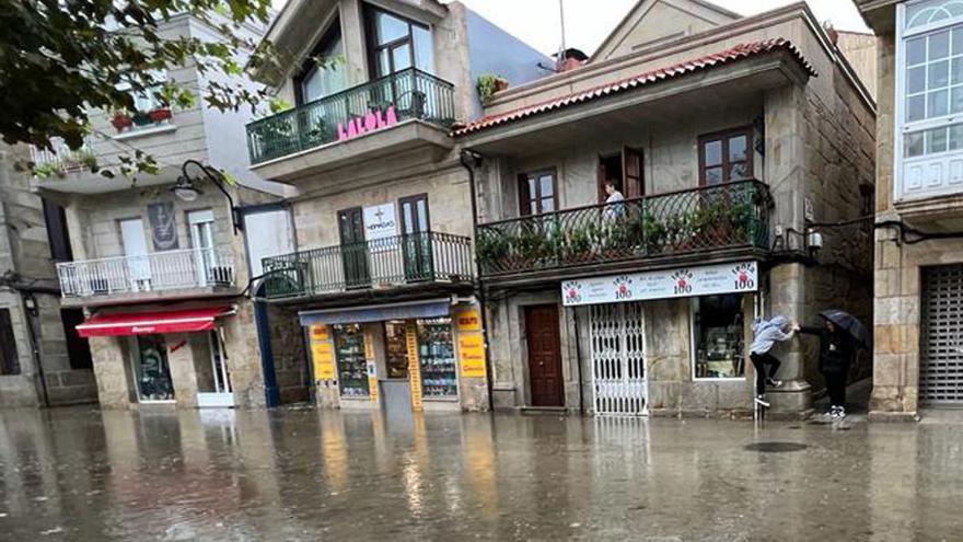 El temporal inunda locales, cierra el servicio de ría y daña el muro de contención en O Con