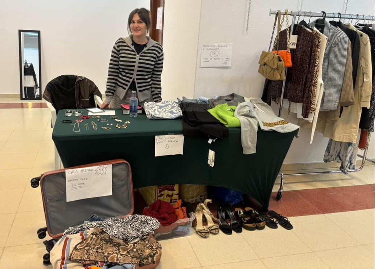 Un dos postos de venda, con roupa, calzado e accesorios.  |