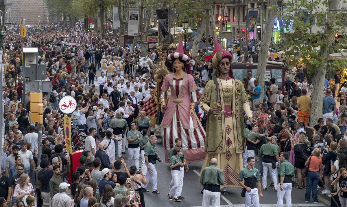 Inicio de la fiestas de la Mercè con el ‘seguici’ por La Rambla.