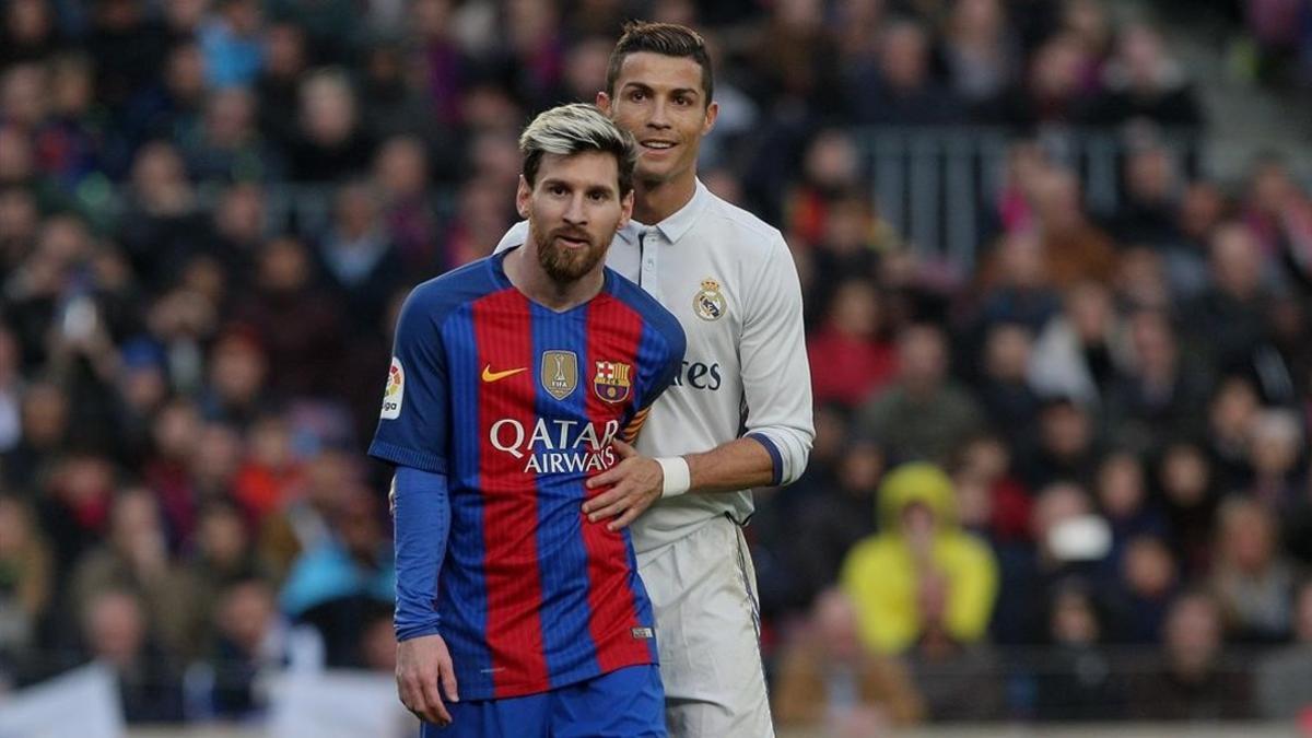 Leo Messi y Cristiano Ronaldo parecen bromear en una jugada del último clásico.