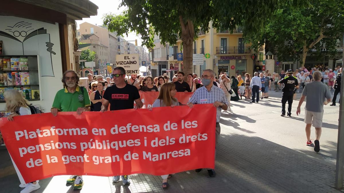 Un grup de manifestants per reclamar un geriàtric públic a Manresa