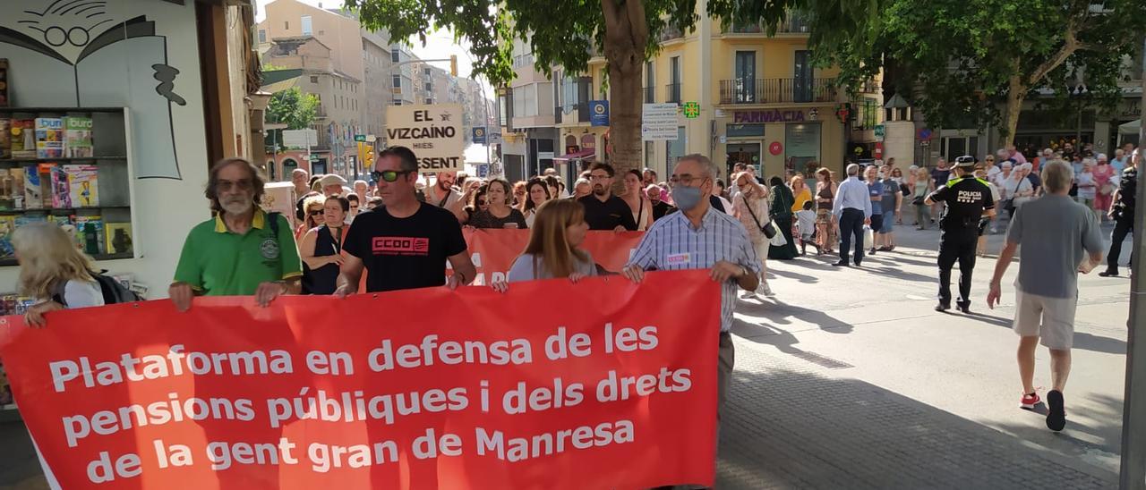 Un grup de manifestants per reclamar un geriàtric públic a Manresa