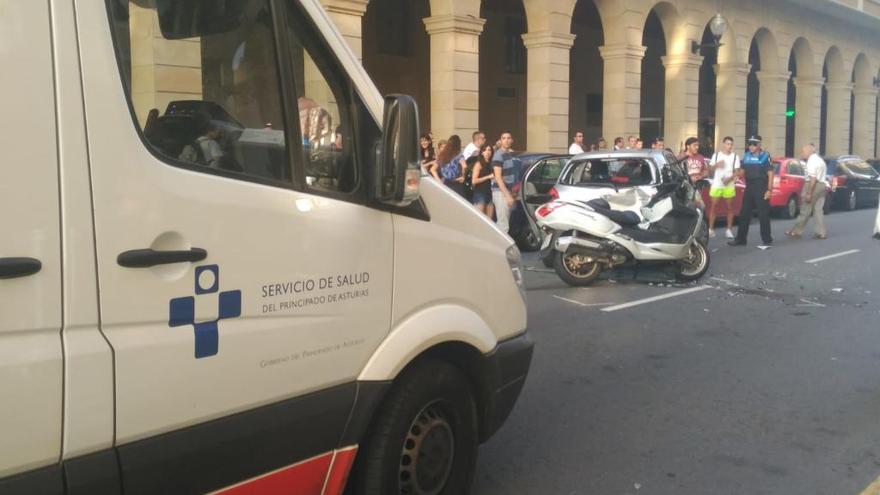 La ambulancia frente a la motocicleta accidentada.