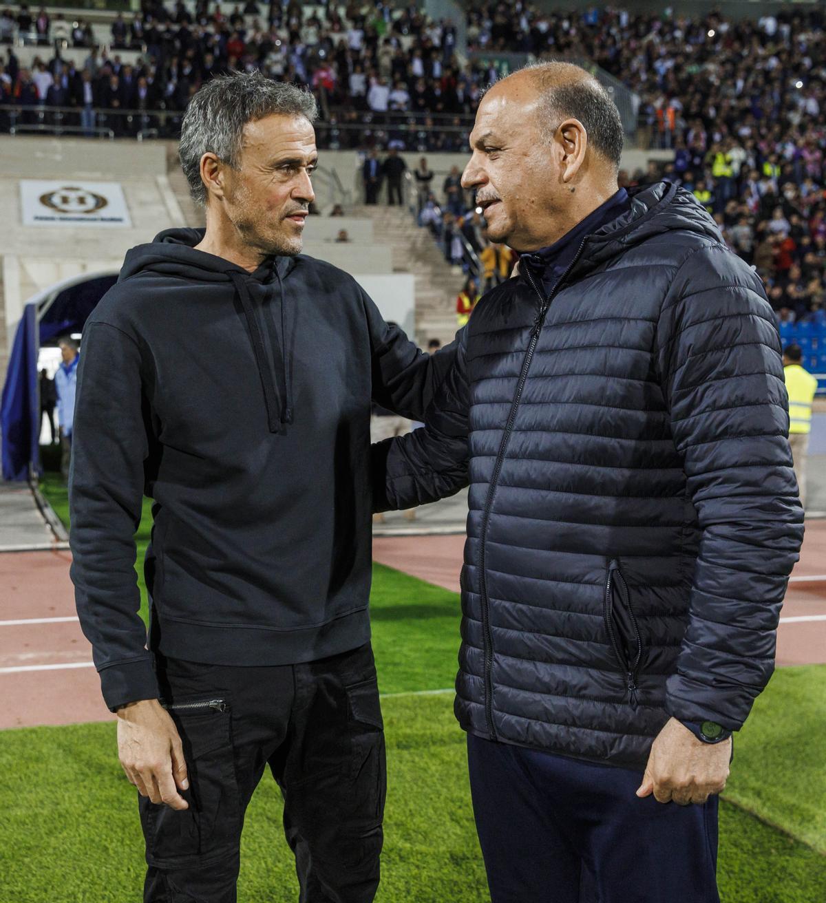 AMÁN (JORDANIA), 17/11/2022.- El seleccionador de España, Luis Enrique (i), saluda al seleccionador de Jordania, Adnan Hamad (d), antes del encuentro amistoso entre las selecciones España y Jordania, este jueves en el Estadio Internacional de Amán, Jordania, antes del inicio de la Copa del Mundo Qatar 2022. EFE/Pablo García/RFEF SOLO USO EDITORIAL, SOLO DISPONIBLE PARA ILUSTRAR LA NOTICIA QUE ACOMPAÑA (CRÉDITO OBLIGATORIO)