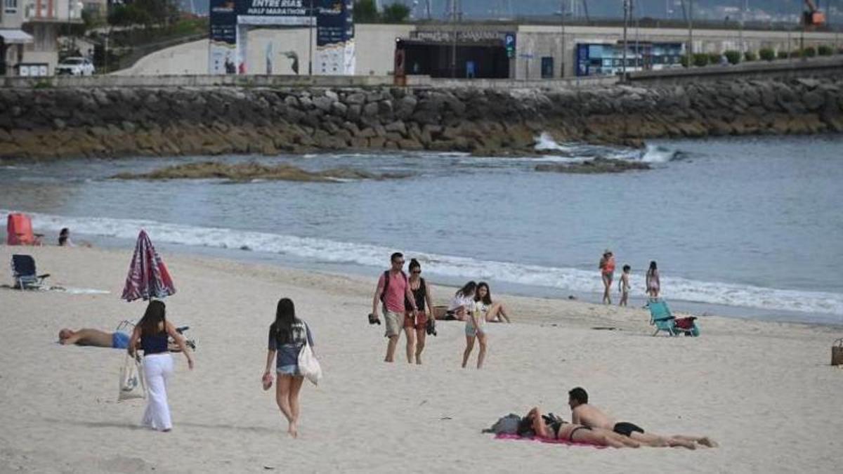 Turistas en la playa de Silgar