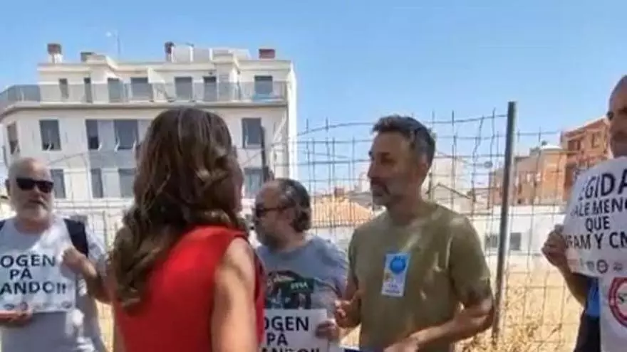 Los sindicatos de la Policía Local de Zaragoza le entregan una carta a Chueca para "desbloquear" el conflicto del VioGén
