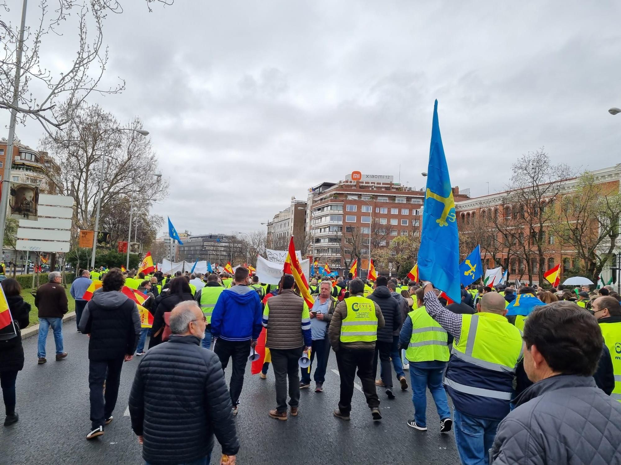 Los transportistas asturianos muestran músculo en Madrid tras el acuerdo entre el Gobierno y las patronales: "Se están riendo de nosotros"