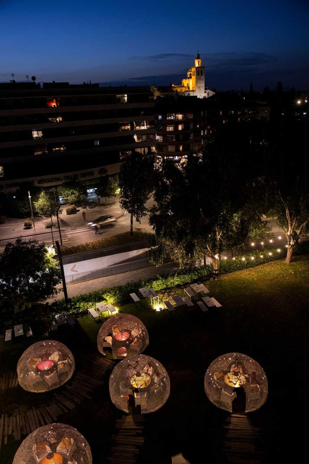 Burbujas con el monasterio de Sant Cugat al fondo. 
