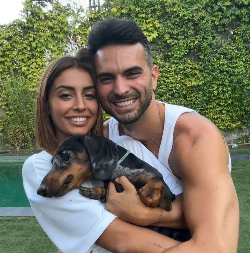 Suso y Marieta posando con su perro