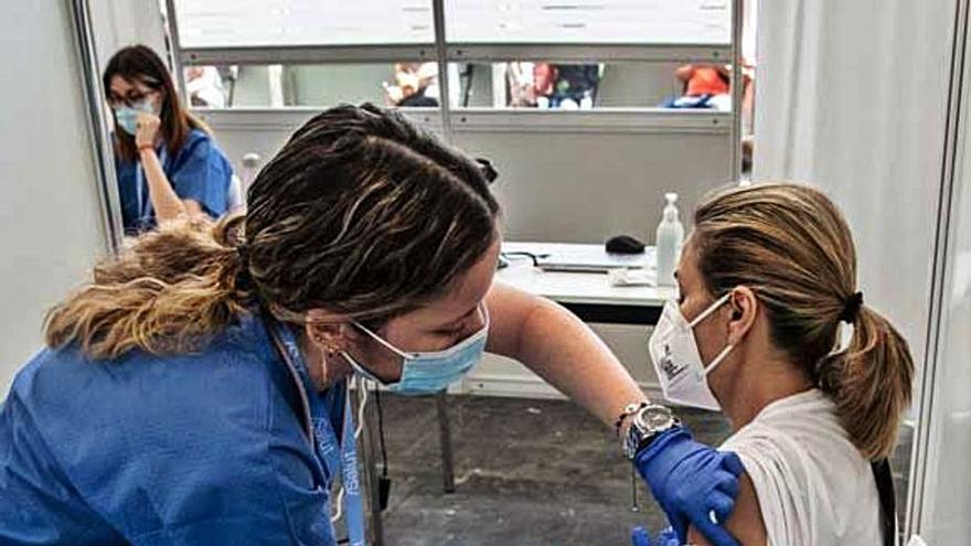 Una dona es vacuna contra la COVID-19. | ÀNGEL GARCÍA