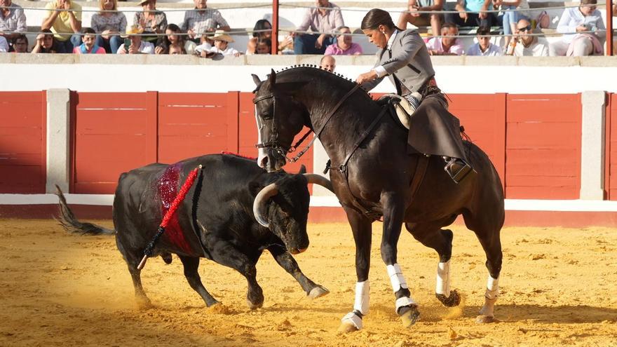 Lea Vicens en la corrida de rejones de Pozoblanco, este domingo.