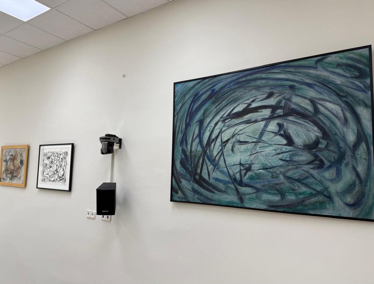 Detall del Saló de Plens amb obres del Museu de l'Empordà