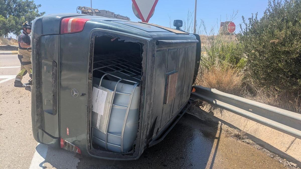 La furgoneta, cargada de litros de gasolina, siniestrada en el arcén.