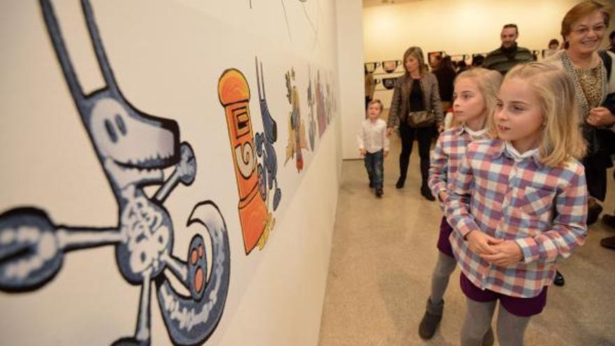 Dos jovencísimas asistentes al Salón do Libro Infantil e Xuvenil