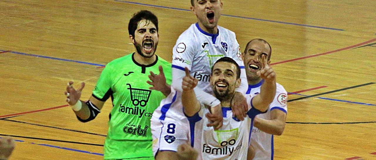 Los jugadores del Family Cash Alzira FS celebran, eufóricos, uno de los goles anotados. | ESTEFANÍA CARRERES