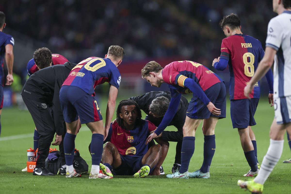 Jules Koundé, rodeado de compañeros tras lesionarse durante el Barça-Inter de la Champions 2024/25