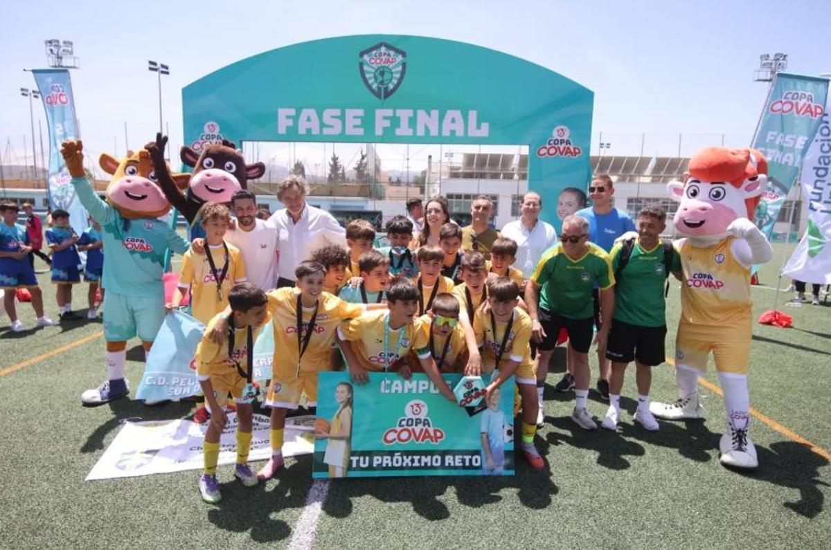 El Peloteros celebra la victoria en la modalidad de fútbol.