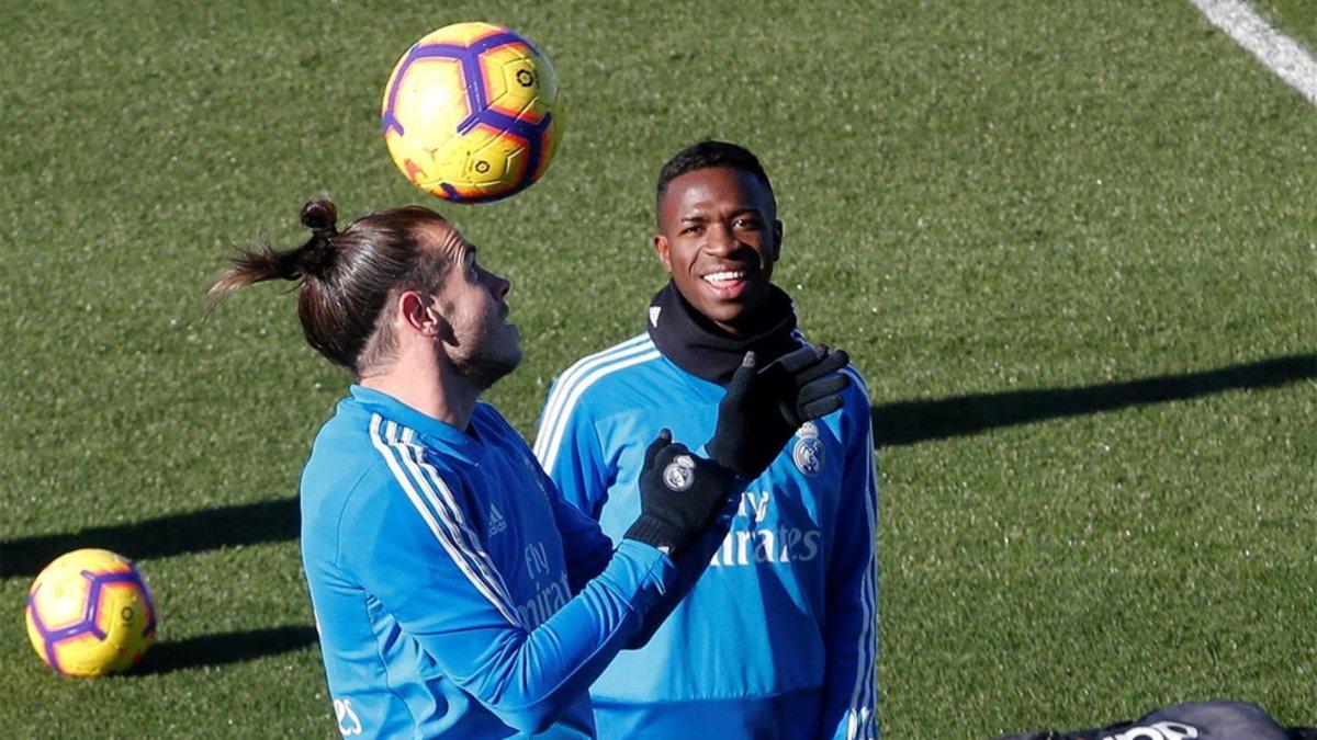 Gareth Bale, durante un entrenamiento del Real Madrid, junto a Vinicius Jr.