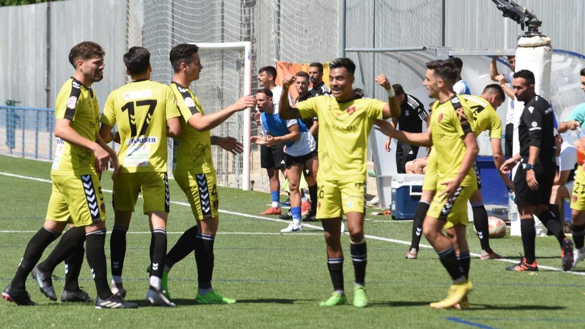 Los futbolistas del Salerm Puente Genil celebran su gol en la pasada eliminatoria ante el Gerena.