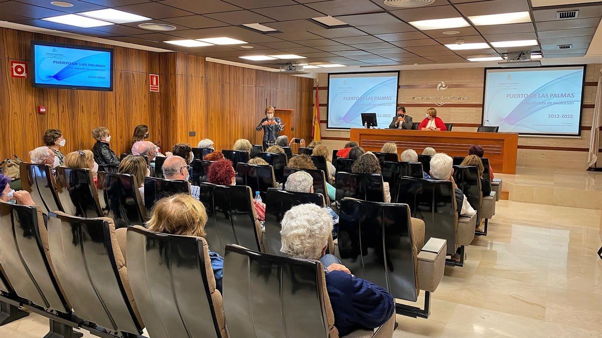 El grupo Peritia et doctrina, durante su visita al Puerto de Las Palmas.