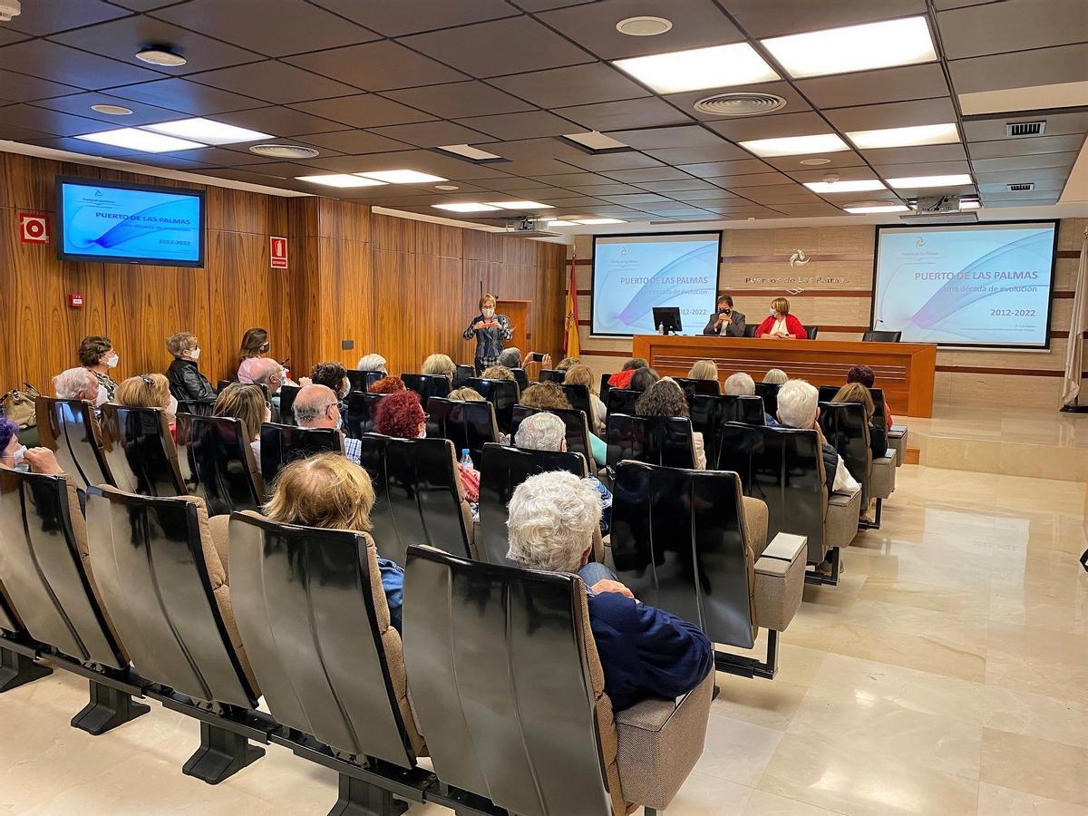 El grupo Peritia et doctrina, durante su visita al Puerto de Las Palmas.