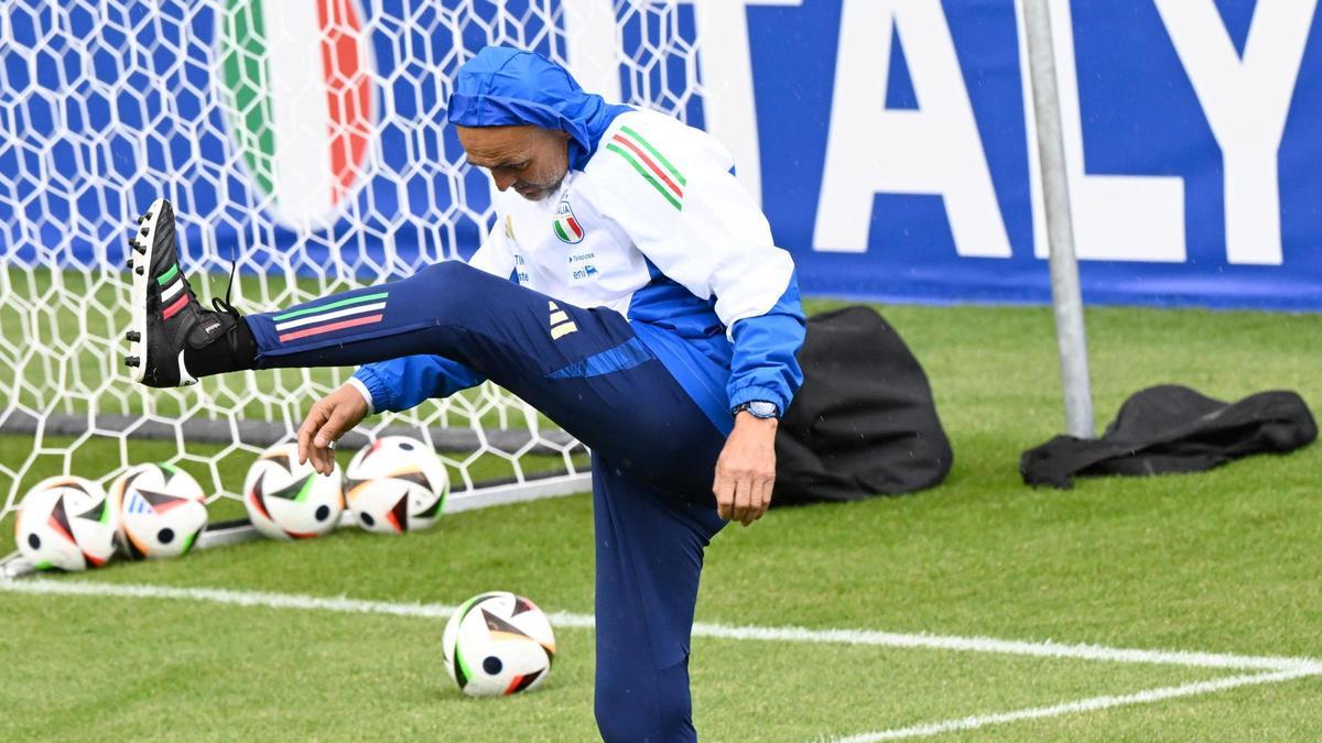 Spalletti hace ejercicios durante un entrenamiento de la selección italiana.