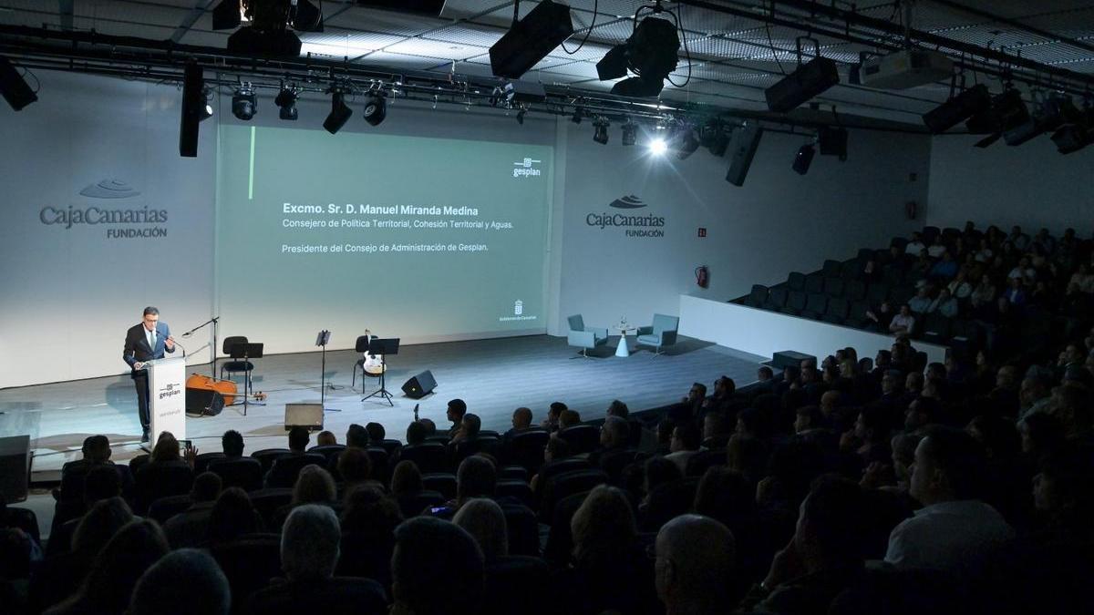 El consejero de Política Territorial del Gobierno de Canarias, Manuel Miranda, durante la presentación del acto.