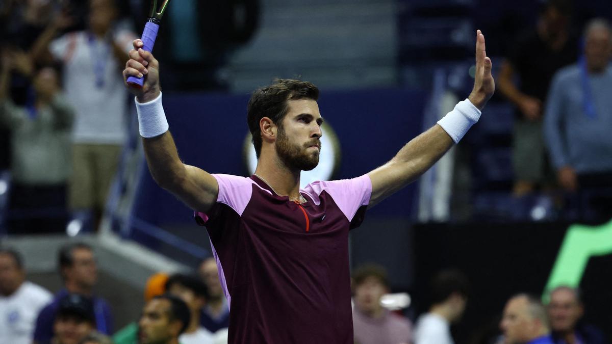 Karen Khachanov celebra su victoria sobre Nick Kyrgios.