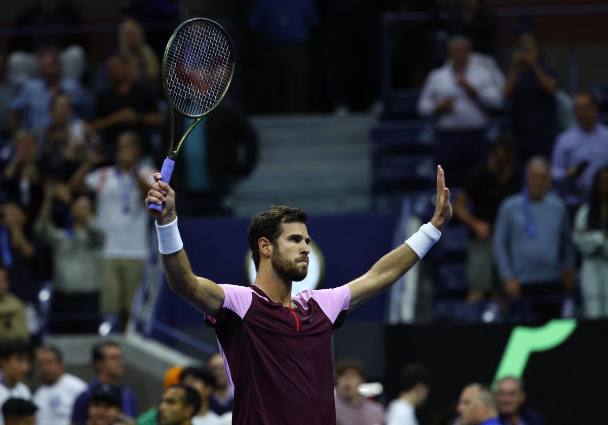 Karen Khachanov celebra su victoria sobre Nick Kyrgios.