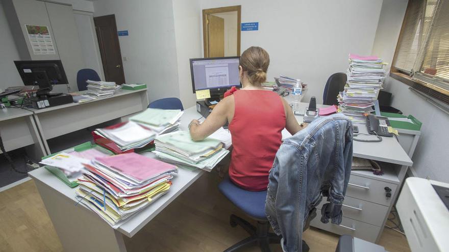 Una funcionaria, ayer, en el juzgado de refuerzo de Familia que acaba de cerrar sus puertas. // Cristina Graña