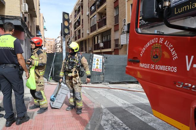Una fuga de gas obliga a paralizar de nuevo las obras en la calle Pintor Otilio de Alicante