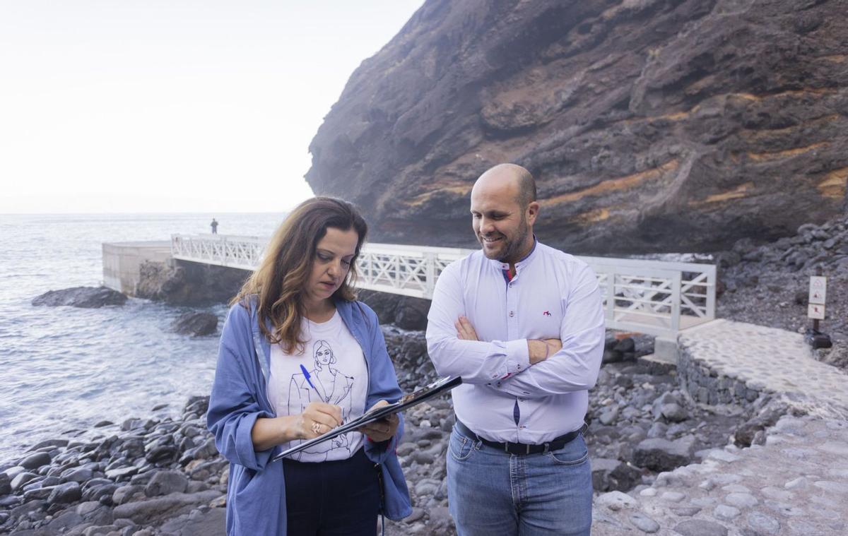 Isabel García y Antonio González, durante la visita al lugar. | | E.D.