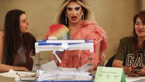 La ganadora de Drag Race España, Pitita, preside una mesa electoral vestida para actuar después en Barcelona