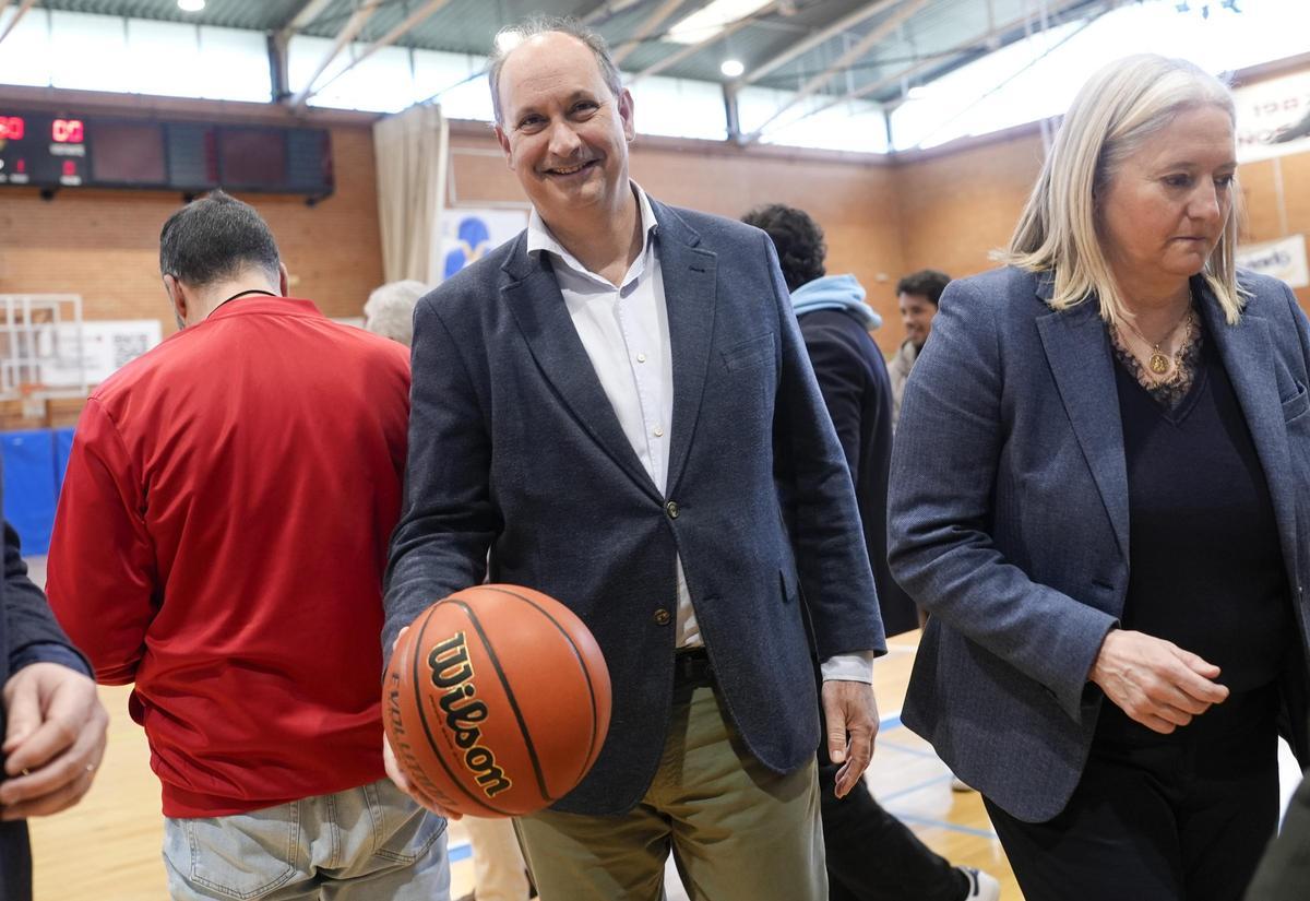 El consejero de Digitalización, Miguel López-Valverde, visita el Club Baloncesto Alcobendas.