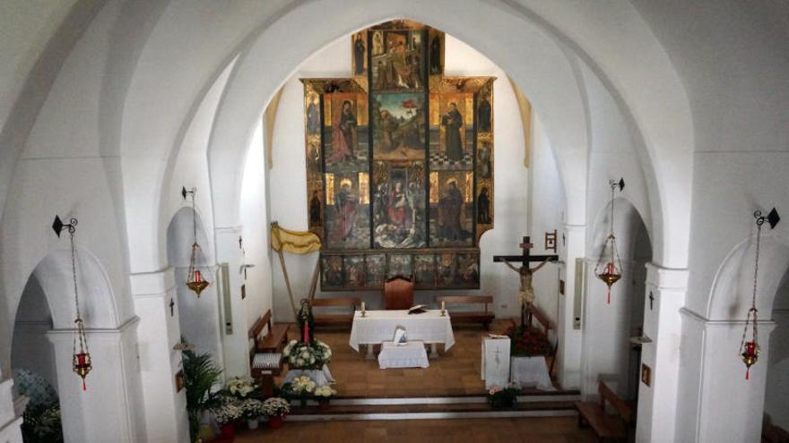 Nave y retablo de la iglesia de Jesús.