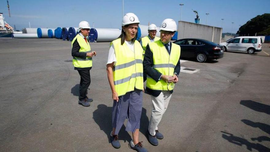 En primer término, Susana López Ares con Álvaro Nadal, en las instalaciones del grupo Daniel Alonso.