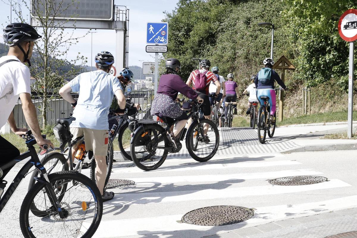 Una marcha ciclista reclama cambios en la movilidad de Santiago: "Pedimos que se pense tamén nas bicicletas e nos peóns" Una marcha ciclista reclama cambios en la movilidad de Santiago: "Pedimos que se pense tamén nas bicicletas e nos peóns"