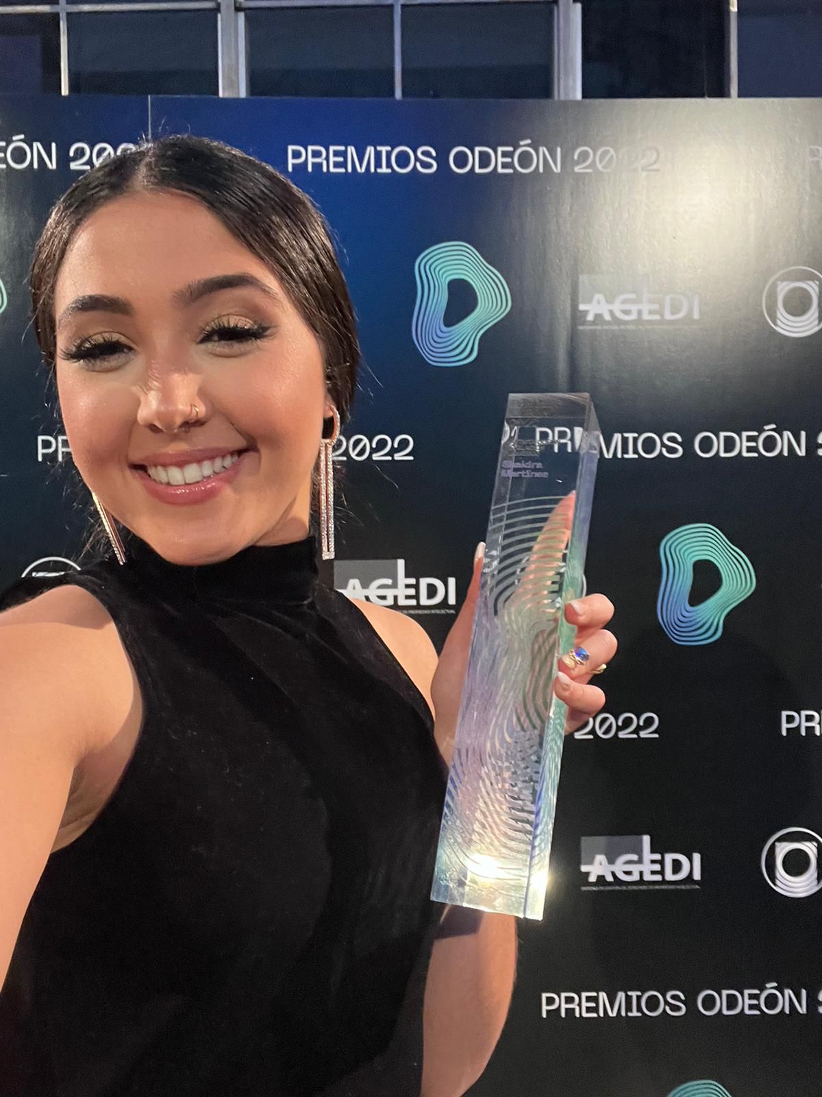Shakira Martínez posa orgullosa con su Premio Odéon
