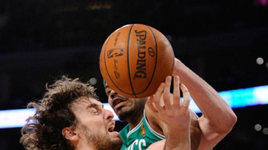 Los Lakers arrollan a los Celtics y fuerzan el desempate (89-67)