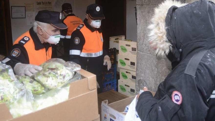 Protección Civil, repartiendo lotes de comida individuales en el comedor social de San Francisco. // R. V.