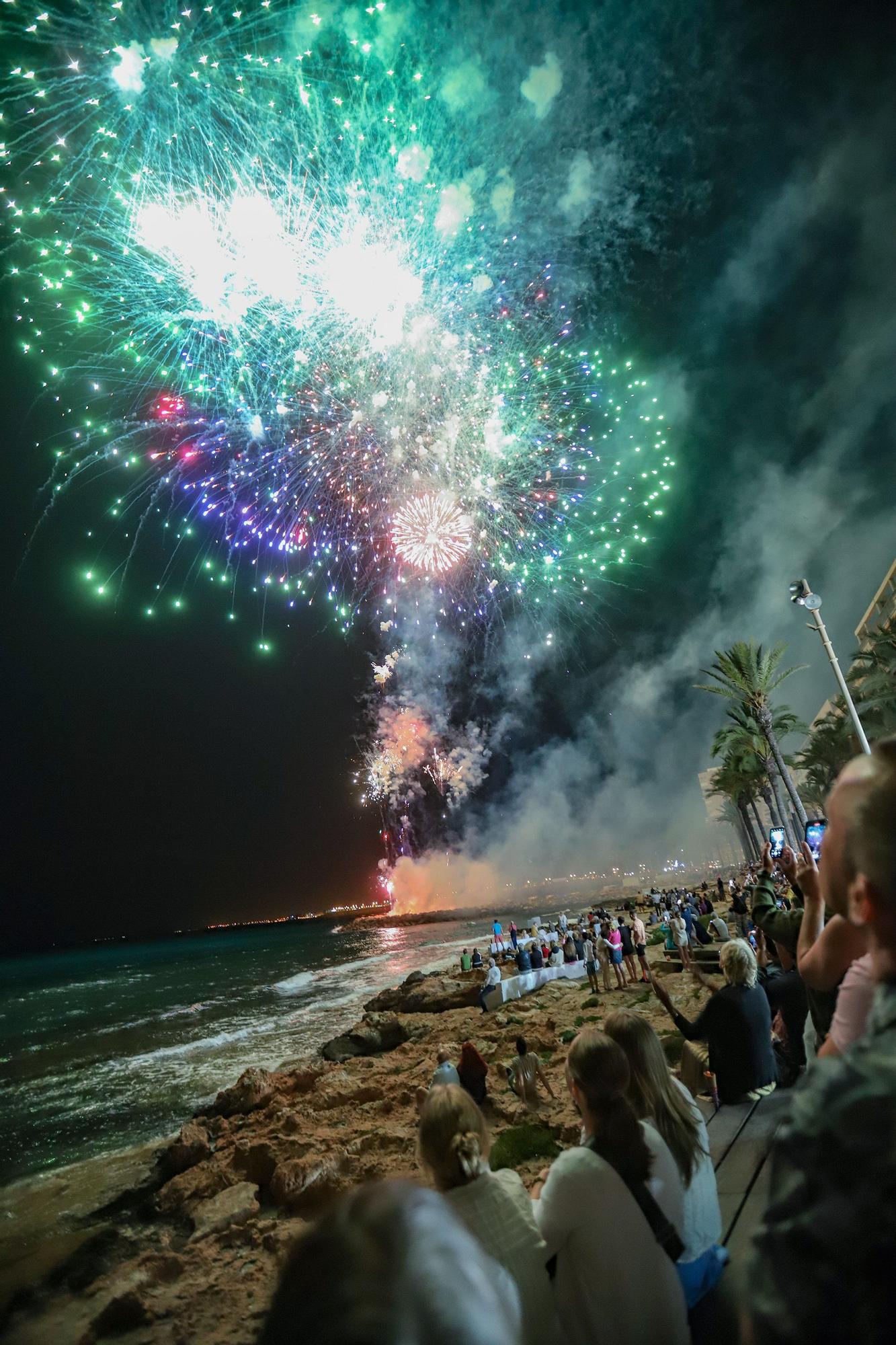 Espectacular castillo de fuegos en Torrevieja por la noche de San Juan