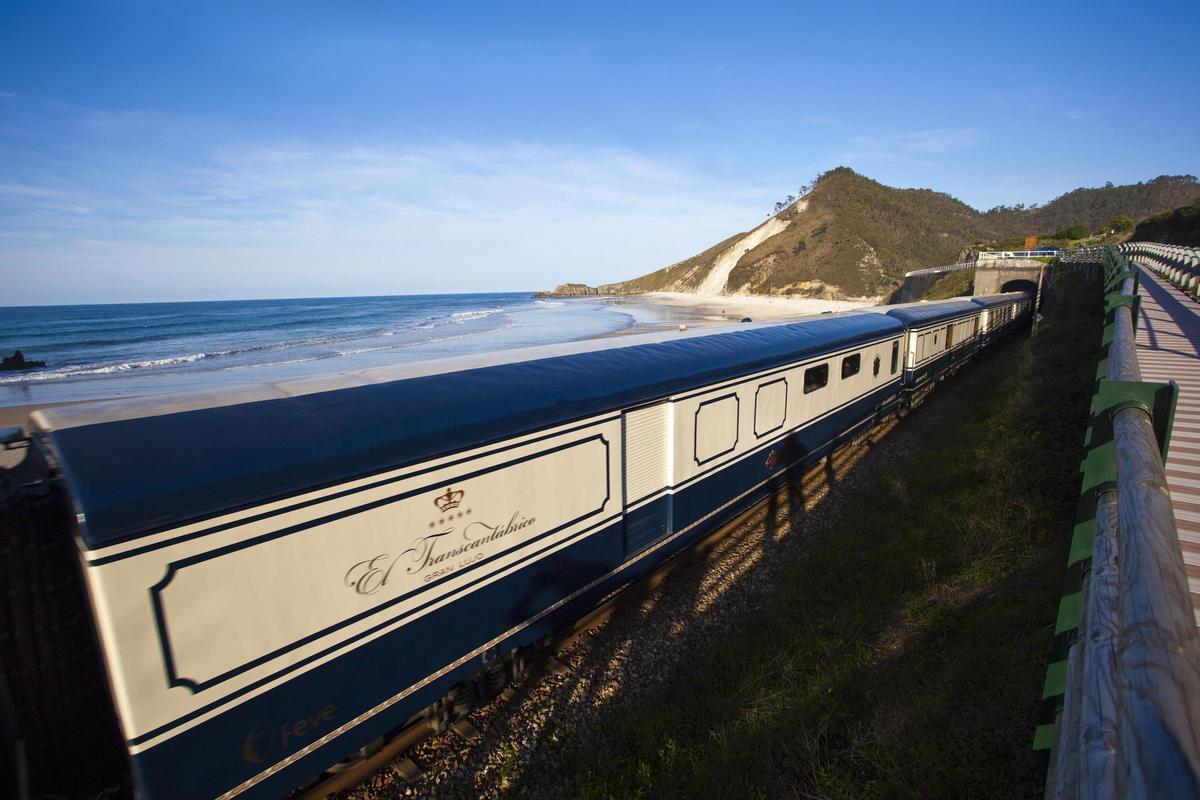 El Transcantábrico a su paso por la playa de San Antolin