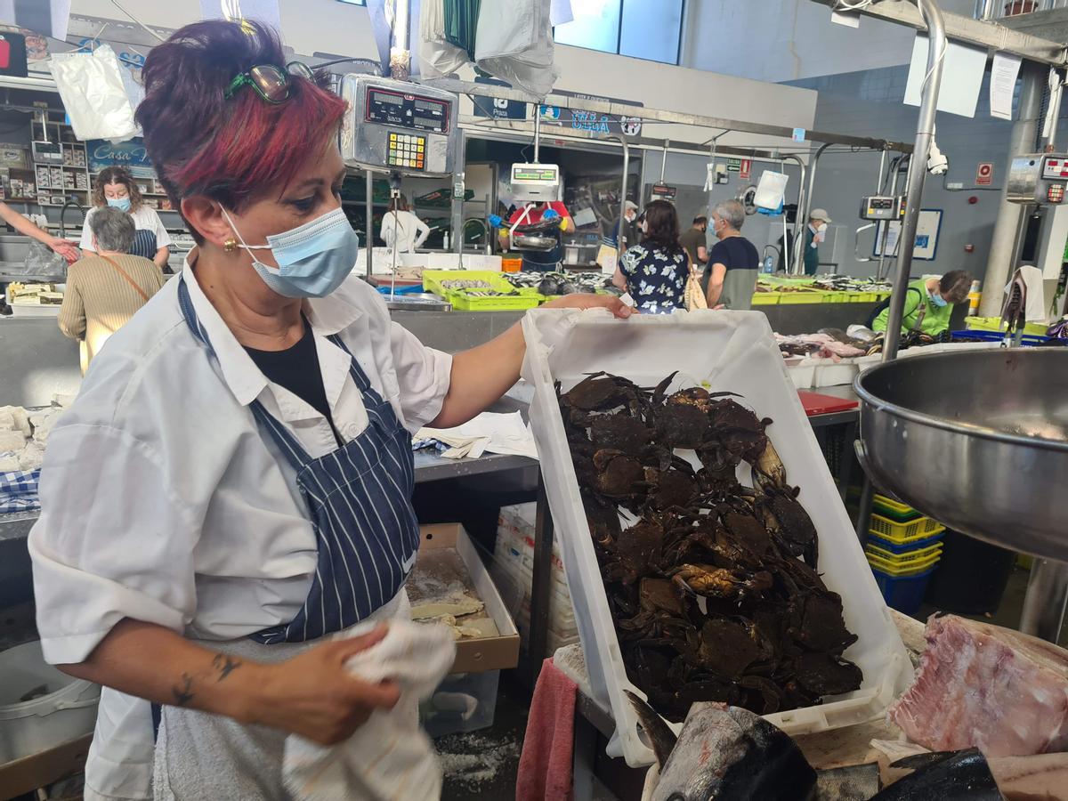 Peregrina Abad, una de las vendedoras de la plaza, mostrando una caja de nécora grande. Peregrina Abad, una de las vendedoras de la plaza, mostrando una caja de nécora grande.