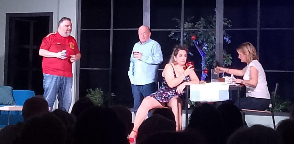 Lleno en la Casa de Cultura de Luanco para la obra "Vecinos" de "Teatro Kumen"  |